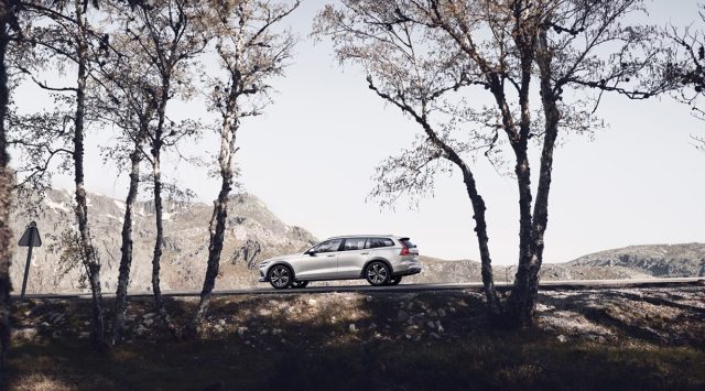 Volvo V60 Cross Country
Volvo V60 Cross Country będzie dostępny na początku z silnikiem Diesla D4 AWD o mocy 190 KM. Następnie zadebiutuje w Polsce wersja benzynowa T5 AWD 250 KM. Później dołączy wersja plug-in hybrid oraz mild hybrid.
Fot. Volvo Volvo V60 Cross Country
Volvo V60 Cross Country będzie dostępny na początku z silnikiem Diesla D4 AWD o mocy 190 KM. Następnie zadebiutuje w Polsce wersja benzynowa T5 AWD 250 KM. Później dołączy wersja plug-in hybrid oraz mild hybrid.
Fot. Volvo