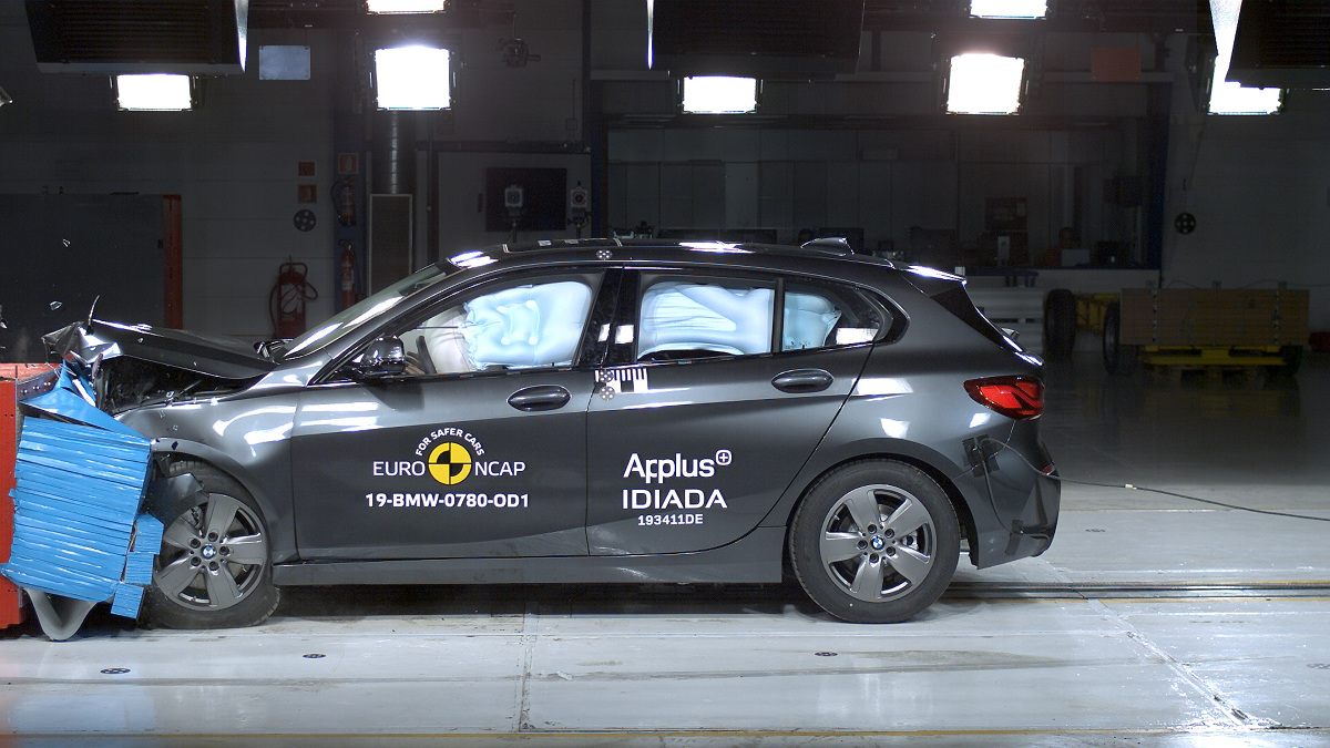 BMW serii 1 w teście zderzenia czołowego z przeszkodą. Fot. Euro NCAP BMW serii 1 w teście zderzenia czołowego z przeszkodą. Fot. Euro NCAP