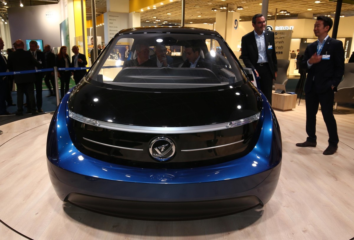 Podczas salonu we Frankfurcie specjalizujące się w projektowaniu wnętrz pojazdów Yanfeng Automotive przedstawiło prototyp XiM18. Wnętrze miejskiego auta urządzono na wzór luksusowego salonu z drewnianym wykończeniem, ciepłą kolorystyką oraz diodowym oświetleniem.
fot. Newspress Podczas salonu we Frankfurcie specjalizujące się w projektowaniu wnętrz pojazdów Yanfeng Automotive przedstawiło prototyp XiM18. Wnętrze miejskiego auta urządzono na wzór luksusowego salonu z drewnianym wykończeniem, ciepłą kolorystyką oraz diodowym oświetleniem.
fot. Newspress