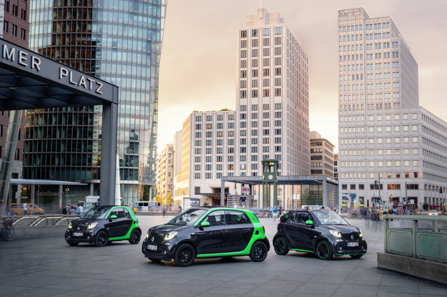 Rynkowa premiera Smarta Fortwo electric drive odbędzie się wiosną 2017 r. Tym samym wkrótce Smart będzie jedynym producentem samochodów na świecie, który całą swoją gamę oferuje zarówno z silnikami spalinowymi, jak i z napędem czysto elektrycznym.
Fot. Smart Rynkowa premiera Smarta Fortwo electric drive odbędzie się wiosną 2017 r. Tym samym wkrótce Smart będzie jedynym producentem samochodów na świecie, który całą swoją gamę oferuje zarówno z silnikami spalinowymi, jak i z napędem czysto elektrycznym.
Fot. Smart