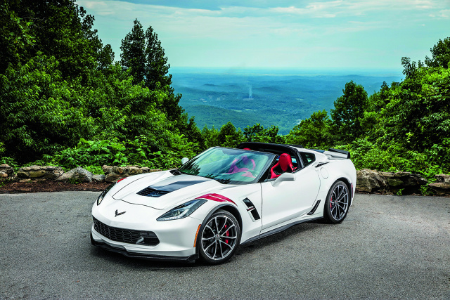 CHEVROLET CORVETTE Z06
Przyspieszenie 0-100: 2,9 s
Prędkość maks.: 315 km/h
Moc: 659 KM
Moment obrotowy: 881 Nm
Pojemność: 6,5 l
Liczba cylindrów: V8
Cena 340 000 zł
Tak naprawdę w niecałe trzy sekundy osiąga 60 mil na godzinę, czyli 96 km/h, i to w dobrych rękach, ale drobiazgowość to pierwszy stopień jeśli nie do piekła, to na pewno do rozstroju żołądka. Corvette korzysta z najnowocześniejszych technologii, jak konkurenci, ale w przeciwieństwie do wielu z nich nie kosztuje tyle co małe miasto w Uzbekistanie.
Fot. Chevrolet
CHEVROLET CORVETTE Z06
Przyspieszenie 0-100: 2,9 s
Prędkość maks.: 315 km/h
Moc: 659 KM
Moment obrotowy: 881 Nm
Pojemność: 6,5 l
Liczba cylindrów: V8
Cena 340 000 zł
Tak naprawdę w niecałe trzy sekundy osiąga 60 mil na godzinę, czyli 96 km/h, i to w dobrych rękach, ale drobiazgowość to pierwszy stopień jeśli nie do piekła, to na pewno do rozstroju żołądka. Corvette korzysta z najnowocześniejszych technologii, jak konkurenci, ale w przeciwieństwie do wielu z nich nie kosztuje tyle co małe miasto w Uzbekistanie.
Fot. Chevrolet
