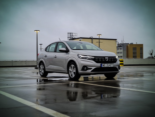Este dificil să găsești o mașină mai rezonabilă și neîmpodobită.  Dacia Logan cu instalație de gaz din fabrică, contrar aparențelor, este o propunere foarte interesantă care îi poate tenta pe cei care caută o mașină nouă, bine echipată, practică și mai presus de toate economică.  Cum funcționează în fiecare zi?  Este economic și practic?  L-am revizuit într-un test săptămânal.  Fotografia lui Camille Rogala