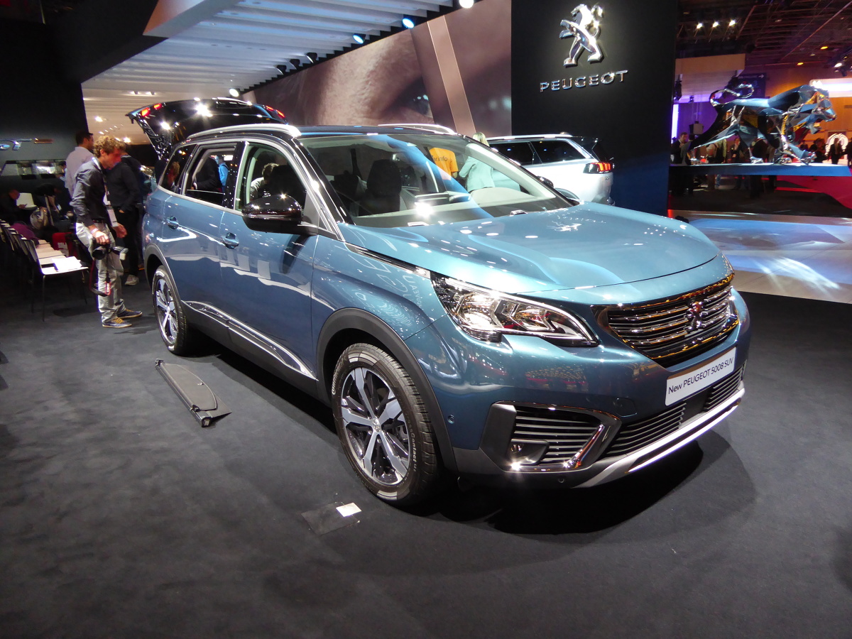 Peugeot 5008
W odróżnieniu od Genewy, która prezentuje motoryzacyjne nowości co roku, impreza nad Sekwaną odbywa się co dwa lata, na przemian z targami we Frankfurcie nad Menem. Warto przypomnieć, że paryska wystawa jest organizowana od 1898 roku.
Fot. Ryszard M. Perczak Peugeot 5008
W odróżnieniu od Genewy, która prezentuje motoryzacyjne nowości co roku, impreza nad Sekwaną odbywa się co dwa lata, na przemian z targami we Frankfurcie nad Menem. Warto przypomnieć, że paryska wystawa jest organizowana od 1898 roku.
Fot. Ryszard M. Perczak