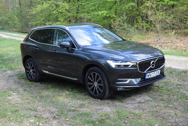 Volvo XC60
W naszym teście Volvo XC60 II generacji w wersji Inscription z silnikiem D4 2.0 o mocy 190 KM z 8-biegową, automatyczną skrzynią biegów Geartronic i napędem 4x4. Mierzy prawie 4,7 m długości, do 100 km/h rozpędza się w 8,4 sekundy i osiąga prędkość maksymalną 205 km/h. W prezentowanej wersji kosztuje 217 400 zł.
Fot. Marcin Rejmer Volvo XC60
W naszym teście Volvo XC60 II generacji w wersji Inscription z silnikiem D4 2.0 o mocy 190 KM z 8-biegową, automatyczną skrzynią biegów Geartronic i napędem 4x4. Mierzy prawie 4,7 m długości, do 100 km/h rozpędza się w 8,4 sekundy i osiąga prędkość maksymalną 205 km/h. W prezentowanej wersji kosztuje 217 400 zł.
Fot. Marcin Rejmer