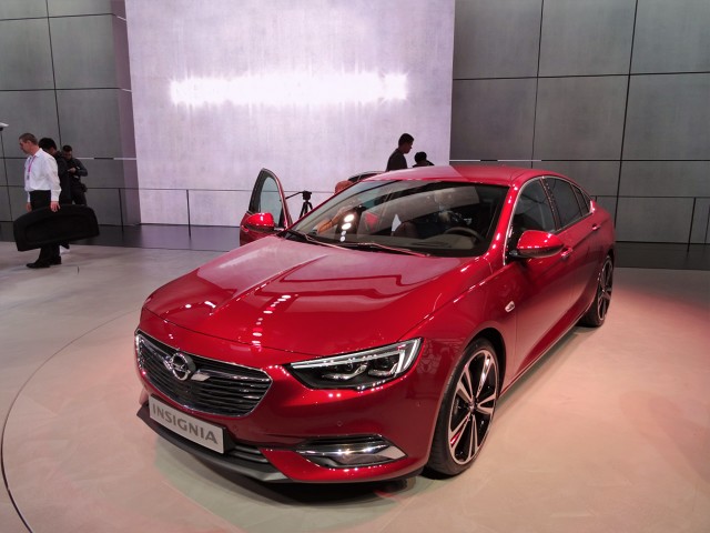 Opel Insignia
Nowy model Insignii oferuje w standardzie systemy wspomagania kierowcy, takie jak system ostrzegania przed kolizją (FCA) z funkcją wykrywania pieszych, automatyczne hamowanie awaryjne, system ostrzegania o niezamierzonej zmianie pasa ruchu, asystenta pasa ruchu z funkcją automatycznej korekty toru jazdy oraz monitorowanie odległości od poprzedzającego pojazdu.
Fot. Tomasz Szmandra Opel Insignia
Nowy model Insignii oferuje w standardzie systemy wspomagania kierowcy, takie jak system ostrzegania przed kolizją (FCA) z funkcją wykrywania pieszych, automatyczne hamowanie awaryjne, system ostrzegania o niezamierzonej zmianie pasa ruchu, asystenta pasa ruchu z funkcją automatycznej korekty toru jazdy oraz monitorowanie odległości od poprzedzającego pojazdu.
Fot. Tomasz Szmandra
