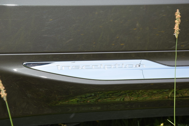Volvo XC60
W naszym teście Volvo XC60 II generacji w wersji Inscription z silnikiem D4 2.0 o mocy 190 KM z 8-biegową, automatyczną skrzynią biegów Geartronic i napędem 4x4. Mierzy prawie 4,7 m długości, do 100 km/h rozpędza się w 8,4 sekundy i osiąga prędkość maksymalną 205 km/h. W prezentowanej wersji kosztuje 217 400 zł.
Fot. Marcin Rejmer Volvo XC60
W naszym teście Volvo XC60 II generacji w wersji Inscription z silnikiem D4 2.0 o mocy 190 KM z 8-biegową, automatyczną skrzynią biegów Geartronic i napędem 4x4. Mierzy prawie 4,7 m długości, do 100 km/h rozpędza się w 8,4 sekundy i osiąga prędkość maksymalną 205 km/h. W prezentowanej wersji kosztuje 217 400 zł.
Fot. Marcin Rejmer