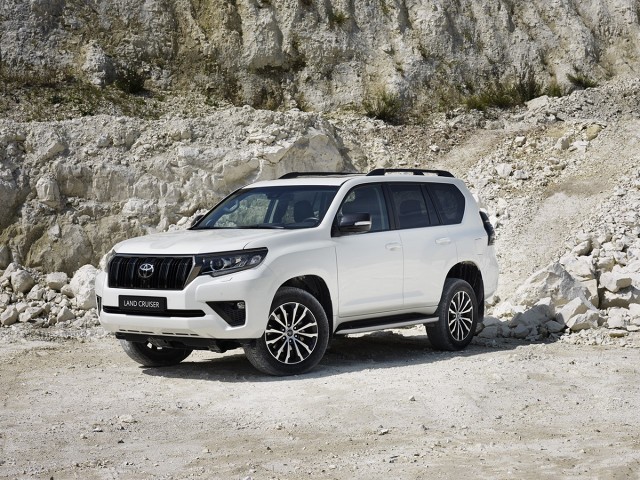 Toyota Land Cruiser
W 2020 roku Land Cruiser otrzymuje jeszcze mocniejszy silnik Diesla o pojemności 2,8 l, system Stop&Start, a także multimedia i systemy bezpieczeństwa czynnego najnowszej generacji.
Fot. Toyota Toyota Land Cruiser
W 2020 roku Land Cruiser otrzymuje jeszcze mocniejszy silnik Diesla o pojemności 2,8 l, system Stop&Start, a także multimedia i systemy bezpieczeństwa czynnego najnowszej generacji.
Fot. Toyota