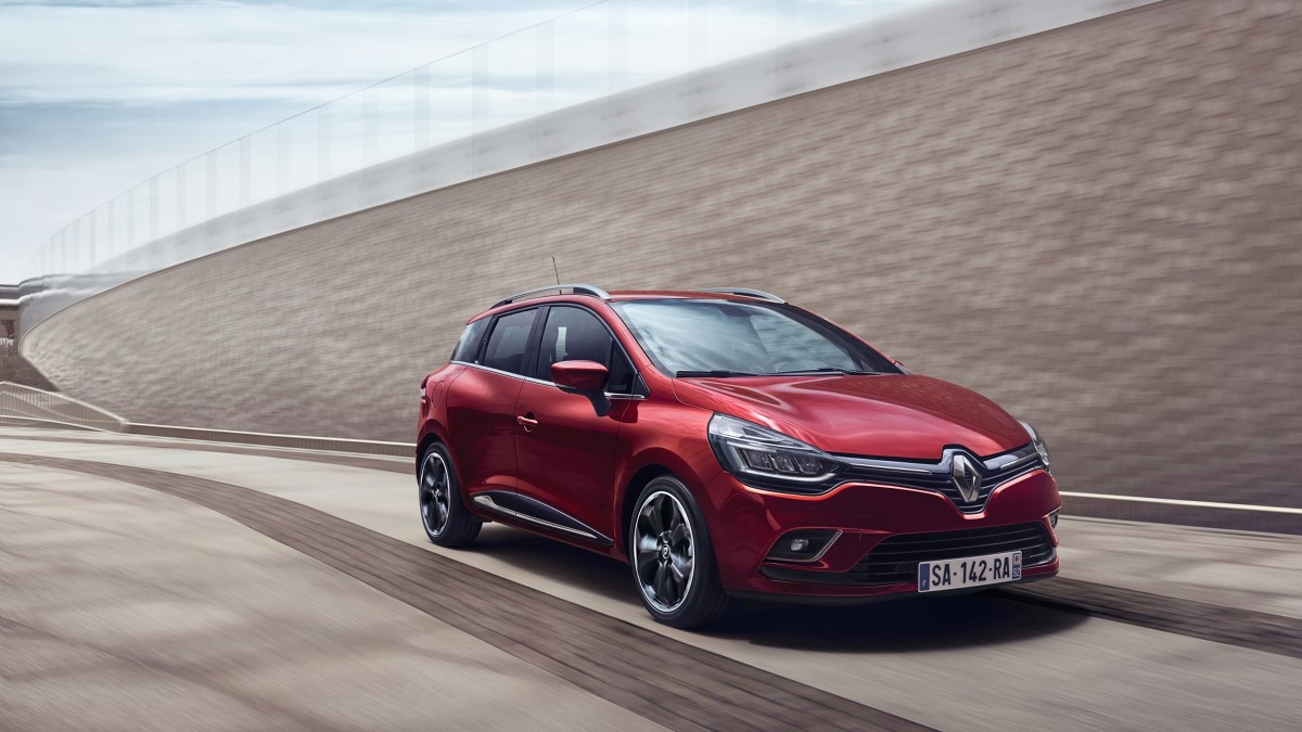 Renault Clio
Samochód w nowym wydaniu posiada przestylizowane zderzaki. Reflektory wykonane zostały w technologii LED, a nowa jest także osłona chłodnicy.Wraz z przeprowadzonym liftingiem, nabywcy będą mieli do wyboru cztery nowe kolory nadwozia oraz nowe wzory obręczy kół oraz kołpaków.
Fot. Renault Renault Clio
Samochód w nowym wydaniu posiada przestylizowane zderzaki. Reflektory wykonane zostały w technologii LED, a nowa jest także osłona chłodnicy.Wraz z przeprowadzonym liftingiem, nabywcy będą mieli do wyboru cztery nowe kolory nadwozia oraz nowe wzory obręczy kół oraz kołpaków.
Fot. Renault