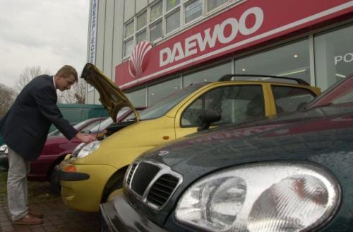 Fot. Paweł Nowak: To już ostatnie podrygi napisów “Daewoo”. Warszawska fabryka Daewoo-FSO wróciła do historycznej nazwy FSO, co nie zmienia faktu, że nadal poszukuje inwestora strategicznego. Czy będzie nim chiński Shanghai Automotive Industry Fot. Paweł Nowak: To już ostatnie podrygi napisów “Daewoo”. Warszawska fabryka Daewoo-FSO wróciła do historycznej nazwy FSO, co nie zmienia faktu, że nadal poszukuje inwestora strategicznego. Czy będzie nim chiński Shanghai Automotive Industry