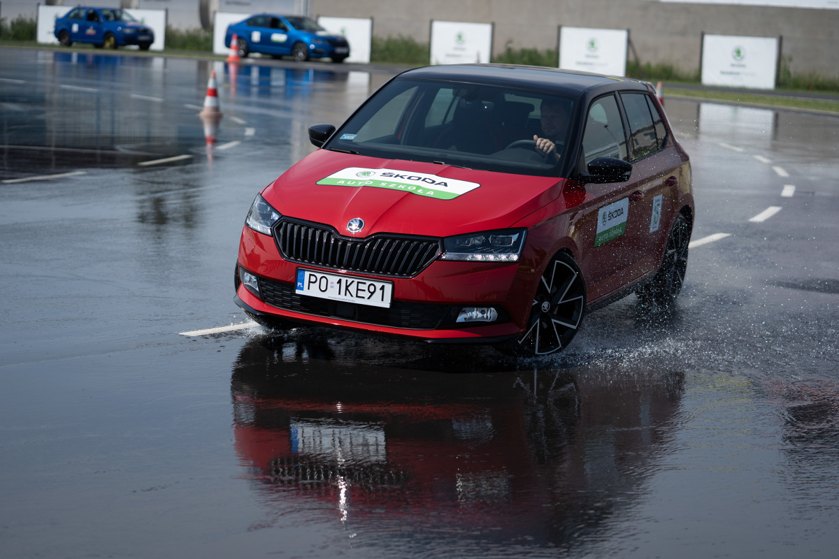 Projekt Skoda Auto Safety w Polsce istnieje od 15 lat. Inicjatorzy tego przedsięwzięcia podsumowali jego dotychczasową działalność oraz zaprezentowali, w jaki prowadzone są szkolenia bezpiecznej jazdy.
Fot. Skoda Projekt Skoda Auto Safety w Polsce istnieje od 15 lat. Inicjatorzy tego przedsięwzięcia podsumowali jego dotychczasową działalność oraz zaprezentowali, w jaki prowadzone są szkolenia bezpiecznej jazdy.
Fot. Skoda