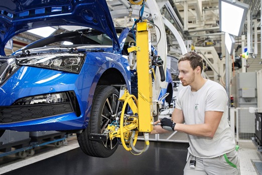 Skoda Scala
Podstawowa jednostka benzynowa to trzycylindrowy silnik 1.0 TSI o mocy 85 kW (115 KM), zaś mocniejszy, czterocylindrowy silnik 1.5 TDI gwarantuje moc 110 kW (150 KM). Wszystkie warianty posiadają turbodoładowanie oraz spełniają wymogi emisyjne normy Euro 6d TEMP. Każdy z nich ma również zainstalowany system STOP/START i system odzyskiwania energii z hamowania.
Fot. Skoda Skoda Scala
Podstawowa jednostka benzynowa to trzycylindrowy silnik 1.0 TSI o mocy 85 kW (115 KM), zaś mocniejszy, czterocylindrowy silnik 1.5 TDI gwarantuje moc 110 kW (150 KM). Wszystkie warianty posiadają turbodoładowanie oraz spełniają wymogi emisyjne normy Euro 6d TEMP. Każdy z nich ma również zainstalowany system STOP/START i system odzyskiwania energii z hamowania.
Fot. Skoda