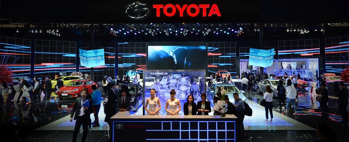 Toyota zaprezentowała na targach w Pekinie dwie nowe hybrydy plug-in. Są to ładowane z gniazdka wersje popularnych modeli Corolla Hybrid i Levin Hybrid. Auta zadebiutują w Chinach w 2018 roku / Fot Toyota Toyota zaprezentowała na targach w Pekinie dwie nowe hybrydy plug-in. Są to ładowane z gniazdka wersje popularnych modeli Corolla Hybrid i Levin Hybrid. Auta zadebiutują w Chinach w 2018 roku / Fot Toyota