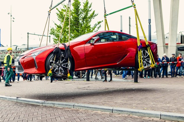 Lexus LC
Pokaz Lexusa LC 500 urządzono w Sky Lounge na szczycie hotelu Double Tree Hilton, jednego z najwyższych budynków miasta. Lexus LC zrobił furorę nie tylko wśród gości pokazu. Jedynym w swoim rodzaju wydarzeniem był również transport samochodu na ostatnie piętro wieżowca za pomocą dźwigu.
Fot. Lexus Lexus LC
Pokaz Lexusa LC 500 urządzono w Sky Lounge na szczycie hotelu Double Tree Hilton, jednego z najwyższych budynków miasta. Lexus LC zrobił furorę nie tylko wśród gości pokazu. Jedynym w swoim rodzaju wydarzeniem był również transport samochodu na ostatnie piętro wieżowca za pomocą dźwigu.
Fot. Lexus