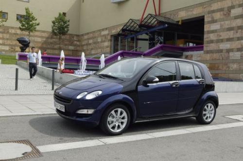 Fot. Smart: Smart Forfour ma plastikowe, kolorowe panele montowane do nadwozia. Dzięki nim, Forfour wygląda ciekawie Fot. Smart: Smart Forfour ma plastikowe, kolorowe panele montowane do nadwozia. Dzięki nim, Forfour wygląda ciekawie