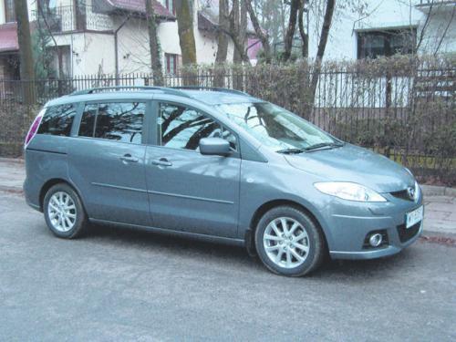 Fot. Paweł Sieńko: Tylne drzwi są przesuwane, co ułatwia pasażerom zajęcie miejsca na ciasnym parkingu Fot. Paweł Sieńko: Tylne drzwi są przesuwane, co ułatwia pasażerom zajęcie miejsca na ciasnym parkingu