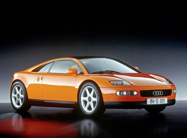 Głównymi atrakcjami stoiska marki z Ingolstadt będą modele Audi quattro Spyder oraz Audi Avus quattro. Oba te prototypy zaprezentowane były po raz pierwszy w roku 1991. Na stoisku znajdą się również inne pojedyncze oraz rzadko prezentowane pojazdy, np. prototyp rajdowego Audi grupy S z centralnie montowanym silnikiem oraz jedyny istniejący motocykl marki Audi / Fot. Audi Głównymi atrakcjami stoiska marki z Ingolstadt będą modele Audi quattro Spyder oraz Audi Avus quattro. Oba te prototypy zaprezentowane były po raz pierwszy w roku 1991. Na stoisku znajdą się również inne pojedyncze oraz rzadko prezentowane pojazdy, np. prototyp rajdowego Audi grupy S z centralnie montowanym silnikiem oraz jedyny istniejący motocykl marki Audi / Fot. Audi