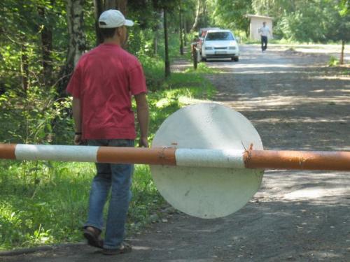 Fot. Arkadiusz Gola: Na drogę leśną można wjechać samochodem tylko wtedy, gdy jest ona oznakowana drogowskazami dopuszczającymi ruch pojazdów. Fot. Arkadiusz Gola: Na drogę leśną można wjechać samochodem tylko wtedy, gdy jest ona oznakowana drogowskazami dopuszczającymi ruch pojazdów.