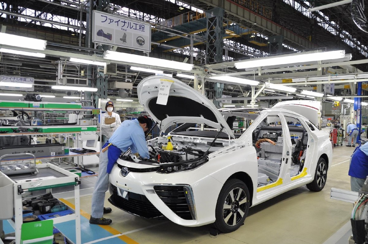 Toyota Mirai
Aby zmniejszyć koszty produkcji, Toyota zamierza zrewidować wszystkie elementy napędu na ogniwa paliwowe i ograniczyć liczbę czynności wykonywanych ręcznie. Powstanie też osobna linia produkcyjna dla nowego modelu, co pozwoli zwiększyć produkcję i ograniczyć koszty.
Fot. Toyota Toyota Mirai
Aby zmniejszyć koszty produkcji, Toyota zamierza zrewidować wszystkie elementy napędu na ogniwa paliwowe i ograniczyć liczbę czynności wykonywanych ręcznie. Powstanie też osobna linia produkcyjna dla nowego modelu, co pozwoli zwiększyć produkcję i ograniczyć koszty.
Fot. Toyota