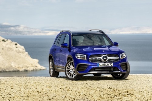 Mercedes GLB
Charakterystyczne proporcje z krótkimi nawisami i „terenowy” design, a także opcjonalny napęd na wszystkie koła 4MATIC i specjalne terenowe oświetlenie, które podczas jazdy z niewielką prędkością pomaga wykrywać przeszkody znajdujące się bezpośrednio przed pojazdem. Oto nowy Mercedes-Benz GLB. W salonach model zadebiutuje pod koniec tego roku.
Fot. Mercedes-Benz Mercedes GLB
Charakterystyczne proporcje z krótkimi nawisami i „terenowy” design, a także opcjonalny napęd na wszystkie koła 4MATIC i specjalne terenowe oświetlenie, które podczas jazdy z niewielką prędkością pomaga wykrywać przeszkody znajdujące się bezpośrednio przed pojazdem. Oto nowy Mercedes-Benz GLB. W salonach model zadebiutuje pod koniec tego roku.
Fot. Mercedes-Benz
