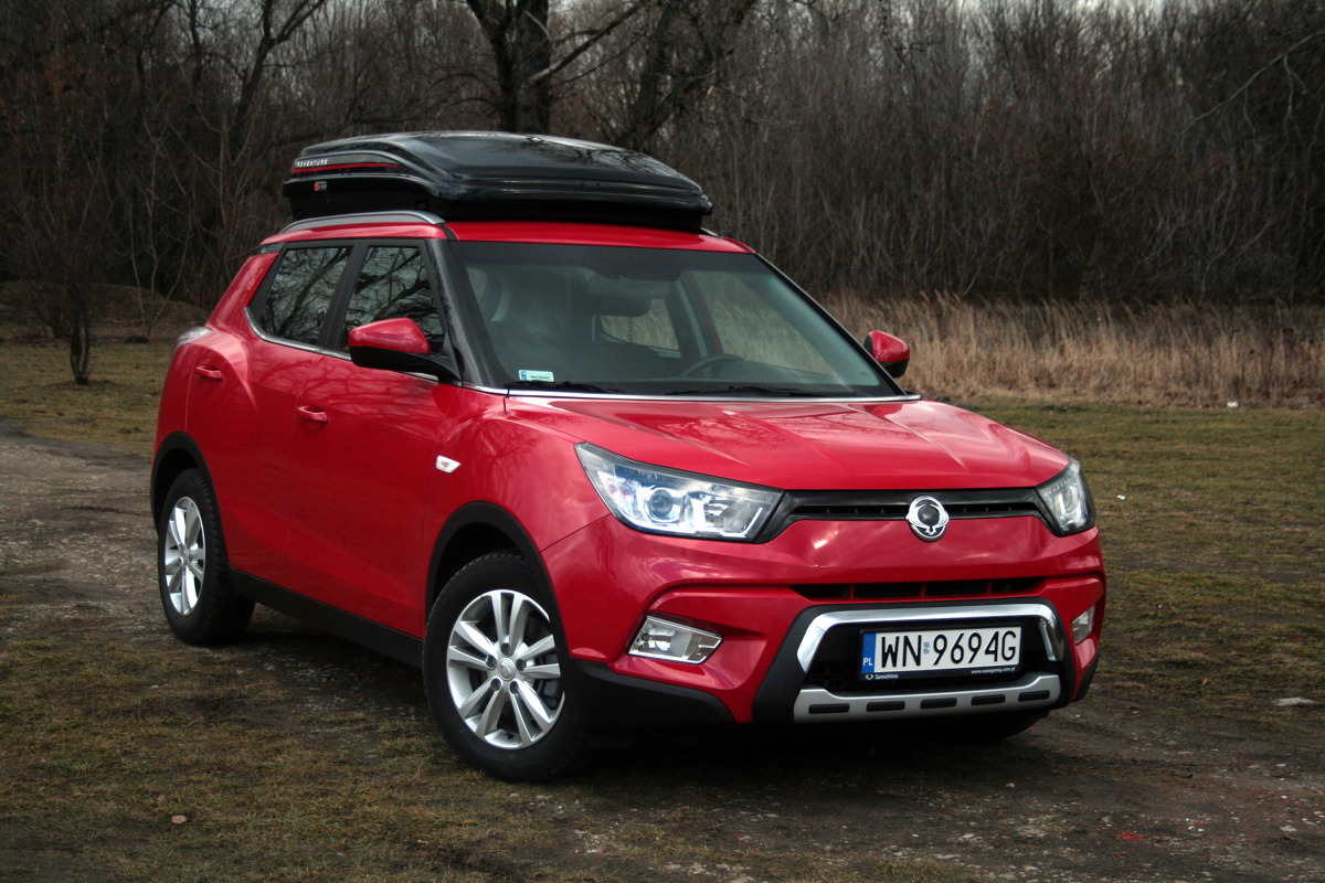 SsangYong Tivoli
Turbodiesel „Koreańczyka” jest wyraźnie mocniejszy niż dCi „Francuza”. Ale głównie na papierze. W praktyce wygląda to gorzej. Cóż, sporo większa masa Tivoli odbiera jego silnikowi wigor. SsangYong nie chwali się wynikiem sprintu do „setki”, ale według publikowanych w mediach pomiarów jest to 12 s.
Fot. Dariusz Dobosz SsangYong Tivoli
Turbodiesel „Koreańczyka” jest wyraźnie mocniejszy niż dCi „Francuza”. Ale głównie na papierze. W praktyce wygląda to gorzej. Cóż, sporo większa masa Tivoli odbiera jego silnikowi wigor. SsangYong nie chwali się wynikiem sprintu do „setki”, ale według publikowanych w mediach pomiarów jest to 12 s.
Fot. Dariusz Dobosz