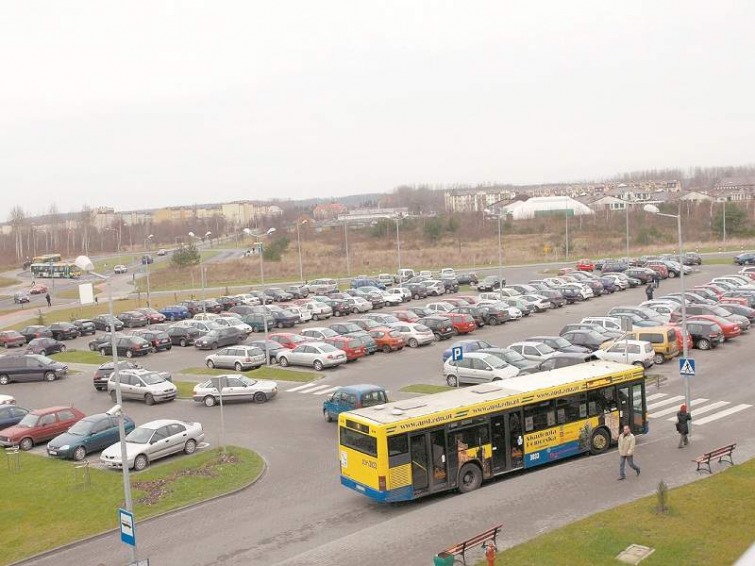 Brakuje miejsc parkingowych przed szpitalem w Słupsku Brakuje miejsc parkingowych przed szpitalem w Słupsku