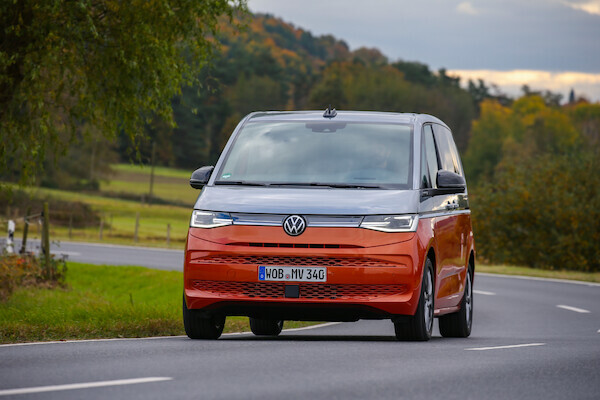 Volkswagen Multivan
Jesienią ubiegłego roku marka Volkswagen Samochody Dostawcze wprowadziła na rynek nowego Multivana. Klienci mają do wyboru kilka możliwości personalizacji pojazdu.
Fot. Volkswagen Volkswagen Multivan
Jesienią ubiegłego roku marka Volkswagen Samochody Dostawcze wprowadziła na rynek nowego Multivana. Klienci mają do wyboru kilka możliwości personalizacji pojazdu.
Fot. Volkswagen