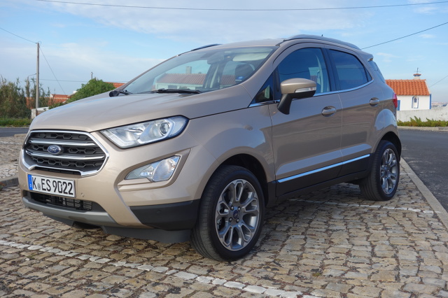 Ford EcoSport - test
Do dwóch już znanych sportowo-rekreacyjnych modeli Forda tj. Kuga i Edge dołącza trzeci - EcoSport. To najmniejszy z tej trójki samochód. Długość jego pięciodrzwiowego nadwozia wynosi 4,09 m, zaś rozstaw osi ma 2,51 m.
fot. Ryszard M. Perczak Ford EcoSport - test
Do dwóch już znanych sportowo-rekreacyjnych modeli Forda tj. Kuga i Edge dołącza trzeci - EcoSport. To najmniejszy z tej trójki samochód. Długość jego pięciodrzwiowego nadwozia wynosi 4,09 m, zaś rozstaw osi ma 2,51 m.
fot. Ryszard M. Perczak