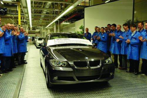 Fot. BMW: Pierwszy egzemplarz BMW serii 3 zjeżdża z taśmy produkcyjnej nowego zakładu tej firmy w Lipsku. Fot. BMW: Pierwszy egzemplarz BMW serii 3 zjeżdża z taśmy produkcyjnej nowego zakładu tej firmy w Lipsku.