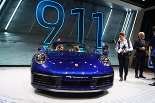 Porsche 911 Cabriolet 

Porsche 911 Cabriolet, które świętuje swą premierę w Genewie, jest dostępne w dwóch wariantach: jako tylnonapędowa Carrera S oraz czteronapędowa Carrera 4S. Obydwa modele wyposażone są w doładowany 6-cylindrowy silnik bokser o pojemności 3.0 generujący moc 450 KM, oraz maksymalny moment obrotowy 530 Nm. Za przeniesienie siły napędowej odpowiada dwusprzęgłowa przekładnia o 8 przełożeniach. W efekcie 911 Carrera S Cabriolet przyspiesza od 0 do 100 km/h w 3,9 sek i rozwija prędkość maksymalną do 306 km/h, a 911 Carrera 4S Cabriolet rozpędza się maksymalnie do 304 km/h, a „setkę” osiąga w 3,8 sek.

Fot. Bogusław Korzeniowski 