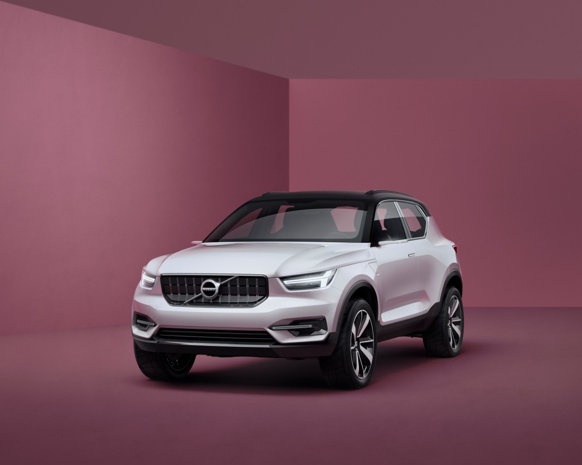 Firma Volvo pokazała w Goeteborgu dwa samochody koncepcyjne, które pokazują jak będą wyglądały jej najmniejsze modele. Te auta doskonale wpisują się w nową strategię marki i pokazują jej kierunek rozwoju. W globalnej ekspansji Volvo najmniejsze auta będą odgrywały bardzo istotną rolę.
Fot. Volvo Firma Volvo pokazała w Goeteborgu dwa samochody koncepcyjne, które pokazują jak będą wyglądały jej najmniejsze modele. Te auta doskonale wpisują się w nową strategię marki i pokazują jej kierunek rozwoju. W globalnej ekspansji Volvo najmniejsze auta będą odgrywały bardzo istotną rolę.
Fot. Volvo