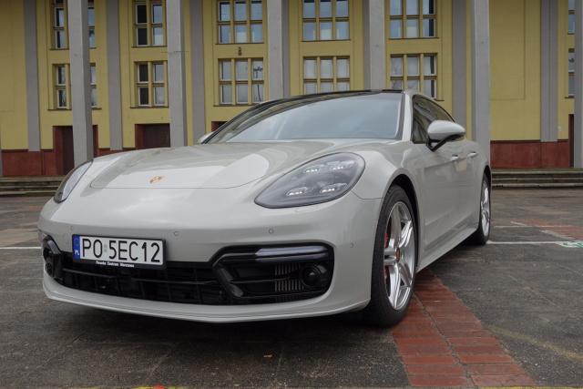 Porsche Panamera Sport Turismo
Testowany egzemplarz to Panamera Turbo Sport Turismo z czterolitrowym silnikiem benzynowym V8 o mocy 550 KM. Mając do dyspozycji taki napęd nie można być z jazdy tą Panamerą niezadowolonym.
Fot. Ryszard M. Perczak Porsche Panamera Sport Turismo
Testowany egzemplarz to Panamera Turbo Sport Turismo z czterolitrowym silnikiem benzynowym V8 o mocy 550 KM. Mając do dyspozycji taki napęd nie można być z jazdy tą Panamerą niezadowolonym.
Fot. Ryszard M. Perczak