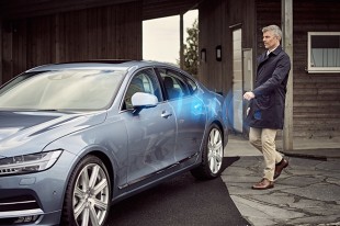 Na przestrzeni lat kierowcy zdążyli się przyzwyczaić, że chcąc uzyskać dostęp do samochodu muszą mieć przy sobie kluczyki. Jednak te przyzwyczajenia niebawem odejdą do lamusa. Volvo ogłasza, że od 2017 r. stanie się pierwszym producentem oferującym dostęp do samochodu z poziomu aplikacji na smartfona / Fot. Volvo 