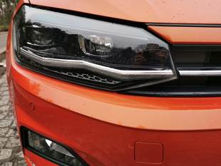 Zasiadając za kierownicą Volkswagena Polo 1.0 TSI (115 KM) w wersji Highline, spodziewałem się samochodu stworzonego do poruszania się w ruchu miejskim, jednocześnie nie do końca dostosowanego do jazdy w warunkach autostradowych, a tym bardziej górskich. Tygodniowy test okazał się pasmem pozytywnych wrażeń i niespodzianek, jakie sprawił ten niemiecki mieszczuch na krętych, górskich drogach.
Fot. Jacek Wasilewski