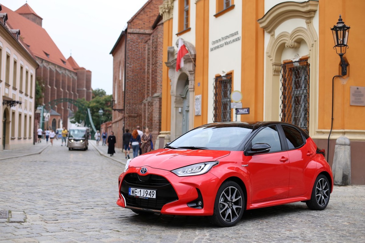 Toyota Yaris
Nowy Yaris powstaje w fabryce Toyota Motor Manufacturing France w Valenciennes. Toyota zainwestowała w ten zakład 300 milionów euro, aby umożliwić produkcję pojazdów zgodnych z architekturą TNGA. 1,5-litrowy silnik Hybrid Dynamic Force oraz przekładnia hybrydowa produkowane są przez Toyota Motor Manufacturing Poland.
Fot. Toyota Toyota Yaris
Nowy Yaris powstaje w fabryce Toyota Motor Manufacturing France w Valenciennes. Toyota zainwestowała w ten zakład 300 milionów euro, aby umożliwić produkcję pojazdów zgodnych z architekturą TNGA. 1,5-litrowy silnik Hybrid Dynamic Force oraz przekładnia hybrydowa produkowane są przez Toyota Motor Manufacturing Poland.
Fot. Toyota