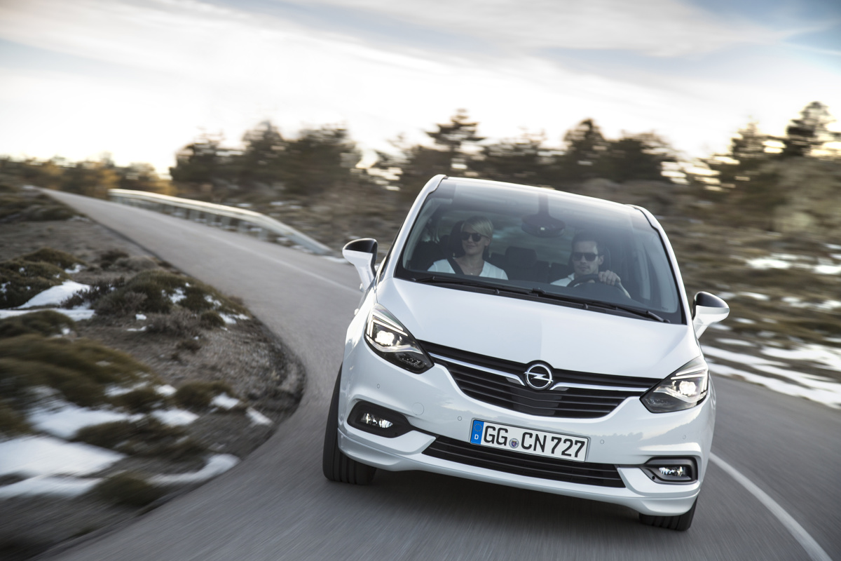 Opel Zafira
Linia boczna pozostała bez zmian, ale przestylizowano przód oraz tył pojazdu. Zmieniono kształt zderzaka, świateł oraz grilla. Tym samym Zafira upodobni się do nowych modeli marki.
Fot. Opel Opel Zafira
Linia boczna pozostała bez zmian, ale przestylizowano przód oraz tył pojazdu. Zmieniono kształt zderzaka, świateł oraz grilla. Tym samym Zafira upodobni się do nowych modeli marki.
Fot. Opel