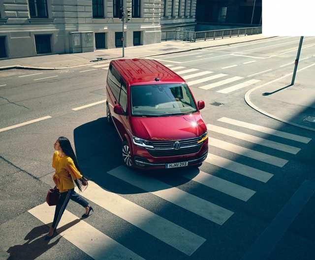 Volkswagen T6.1
Auto zostało wyposażone m.in. w system przeciwdziałający skutkom bocznego wiatru, w asystenta utrzymania pasa ruchu, automatyczne parkowanie, asystenta manewrowania z przyczepą.
Fot. Volkswagen Volkswagen T6.1
Auto zostało wyposażone m.in. w system przeciwdziałający skutkom bocznego wiatru, w asystenta utrzymania pasa ruchu, automatyczne parkowanie, asystenta manewrowania z przyczepą.
Fot. Volkswagen