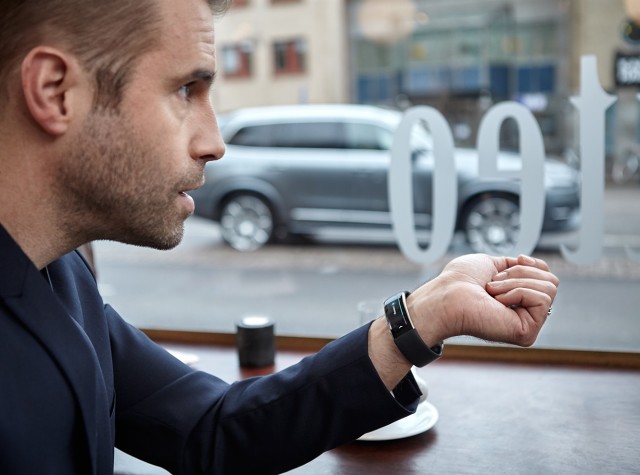 Volvo i Microsoft informują, że już niebawem będzie można skorzystać z opracowanej wspólnie technologii, która pozwoli aktywować liczne funkcje samochodu za pomocą sterowanej głosem opaski Microsoft Band 2 / Fot. Volvo Volvo i Microsoft informują, że już niebawem będzie można skorzystać z opracowanej wspólnie technologii, która pozwoli aktywować liczne funkcje samochodu za pomocą sterowanej głosem opaski Microsoft Band 2 / Fot. Volvo