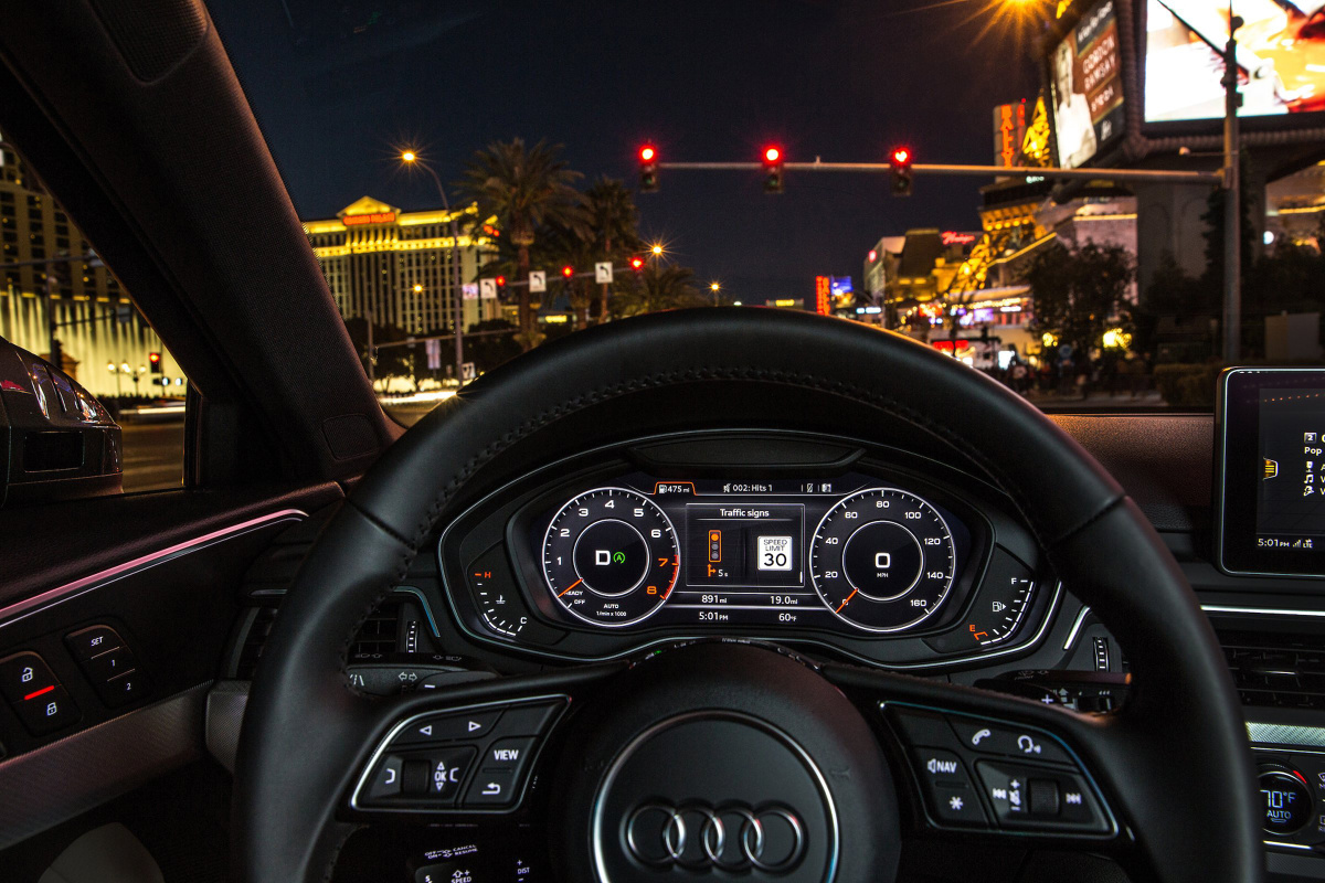 Pierwsza funkcja usługi car-to-X „informacja o sygnalizacji ulicznej” nazywa się „time-to-green”, czyli „czas do zielonego”. Kierowca widzi w Audi virtual cockpit lub na wyświetlaczu danych na szybie head-up display, czy jest w stanie dojechać z dozwoloną prędkością do kolejnego sygnalizatora na którym pali się zielone światło. Fot. Audi 