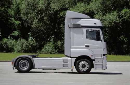 Fot. Mercedes-Benz: W ubiegłym roku sprzedano w Polsce blisko 11,5 tys. nowych ciężarówek. To o 3 tys. więcej niż w 2003 r. Największym zainteresowaniem cieszyły się ciągniki siodłowe. Fot. Mercedes-Benz: W ubiegłym roku sprzedano w Polsce blisko 11,5 tys. nowych ciężarówek. To o 3 tys. więcej niż w 2003 r. Największym zainteresowaniem cieszyły się ciągniki siodłowe.