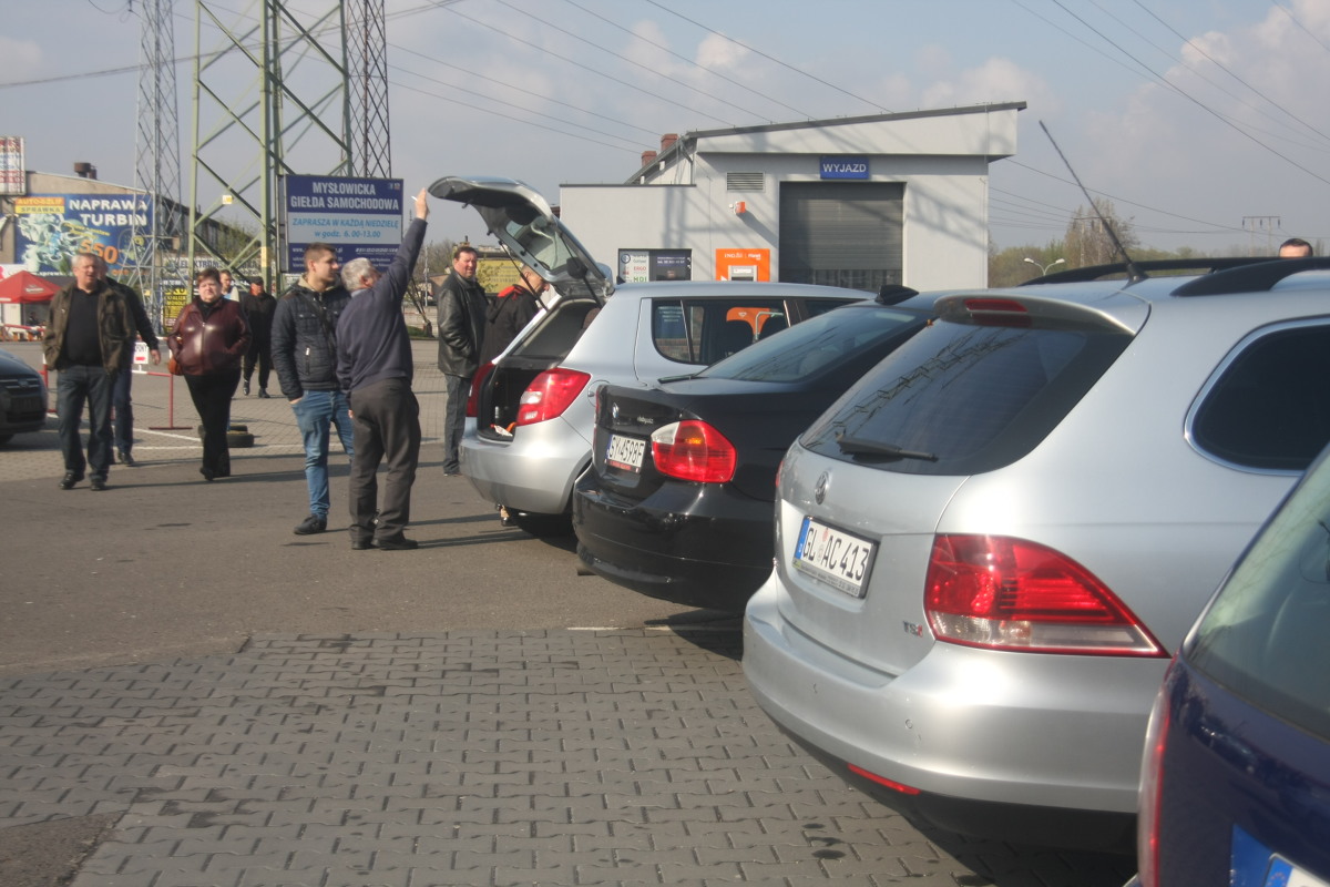 Polscy kierowcy najchętniej kupują Volkswageny i Ople. Z opinii mechaników i raportów niezawodności wynika, że równie dobry wybór to marki japońskie. Ale czy niezawodne auto, które posłuży chociaż przez 2-3 lata, uda się kupić za kilka tysięcy złotych?
Fot. Marzena Bugała - Azarko Polscy kierowcy najchętniej kupują Volkswageny i Ople. Z opinii mechaników i raportów niezawodności wynika, że równie dobry wybór to marki japońskie. Ale czy niezawodne auto, które posłuży chociaż przez 2-3 lata, uda się kupić za kilka tysięcy złotych?
Fot. Marzena Bugała - Azarko