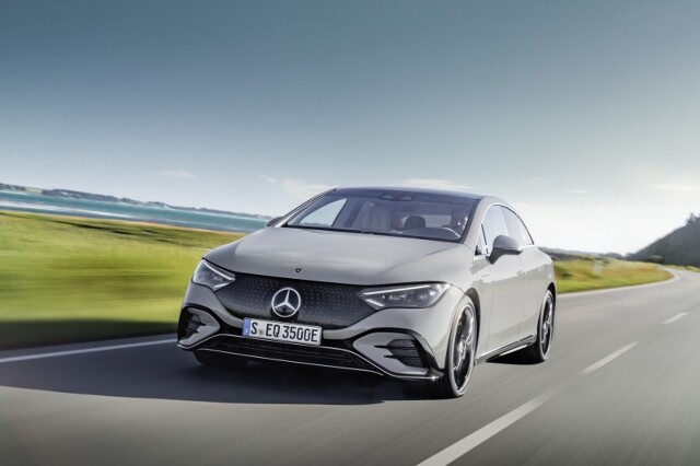 Mercedes EQE
Zaledwie kilka miesięcy po premierze EQS-a marka Mercedes-EQ prezentuje kolejny model oparty na architekturze opracowanej specjalnie dla pojazdów elektrycznych – sportowo-biznesową limuzynę EQE.
Fot. Mercedes-Benz Mercedes EQE
Zaledwie kilka miesięcy po premierze EQS-a marka Mercedes-EQ prezentuje kolejny model oparty na architekturze opracowanej specjalnie dla pojazdów elektrycznych – sportowo-biznesową limuzynę EQE.
Fot. Mercedes-Benz