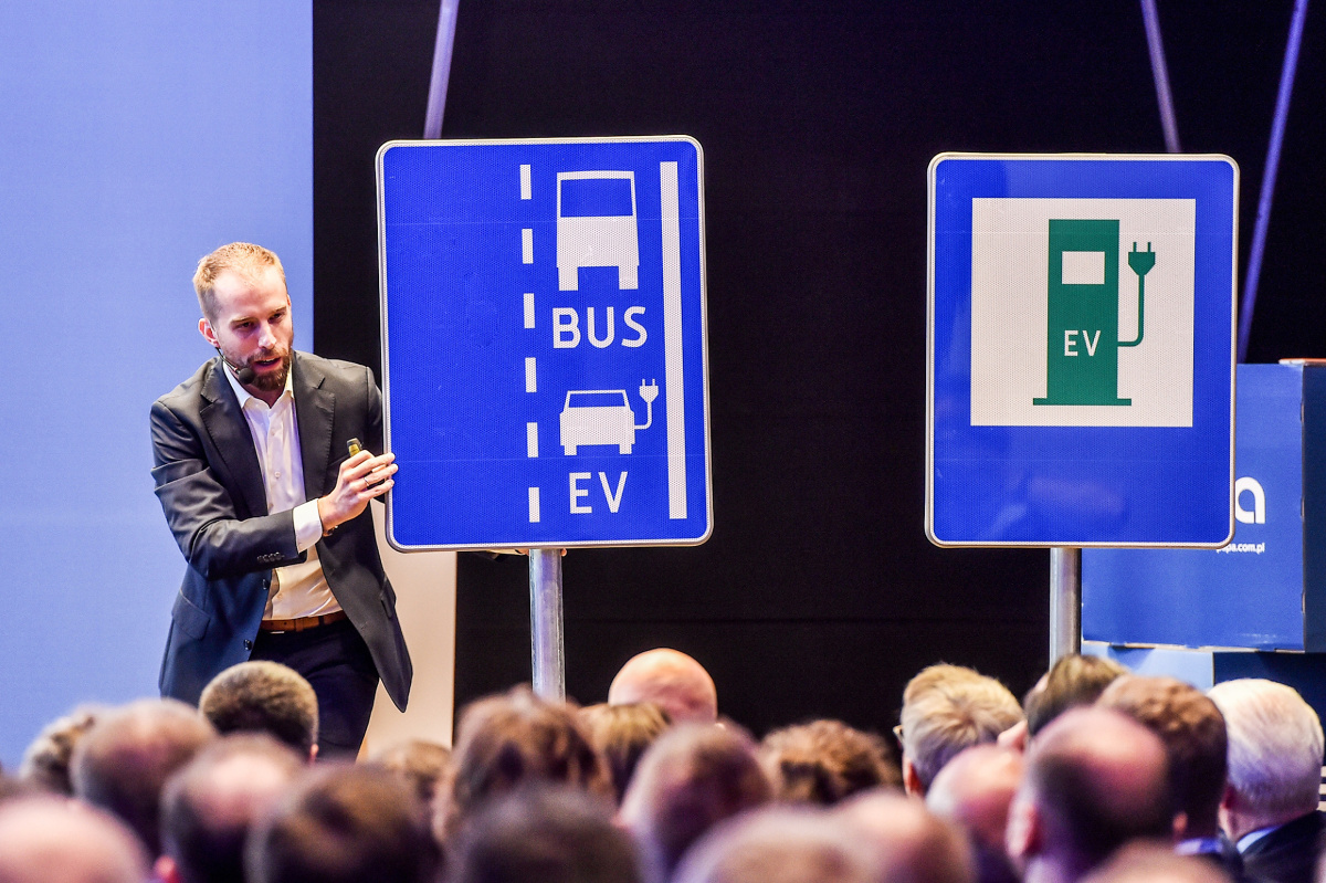 Znaki drogowe wskazujące stację paliw z punktem ładowania pojazdów elektrycznych lub punkt ładowania pojazdów elektrycznych, zaproponowane przez Polskie Stowarzyszenie Paliw Alternatywnych (PSPA), pojawią się niedługo przy polskich drogach. Przewidziano je w nowych projektach rządowych rozporządzeń.
Fot. materiały prasowe Znaki drogowe wskazujące stację paliw z punktem ładowania pojazdów elektrycznych lub punkt ładowania pojazdów elektrycznych, zaproponowane przez Polskie Stowarzyszenie Paliw Alternatywnych (PSPA), pojawią się niedługo przy polskich drogach. Przewidziano je w nowych projektach rządowych rozporządzeń.
Fot. materiały prasowe