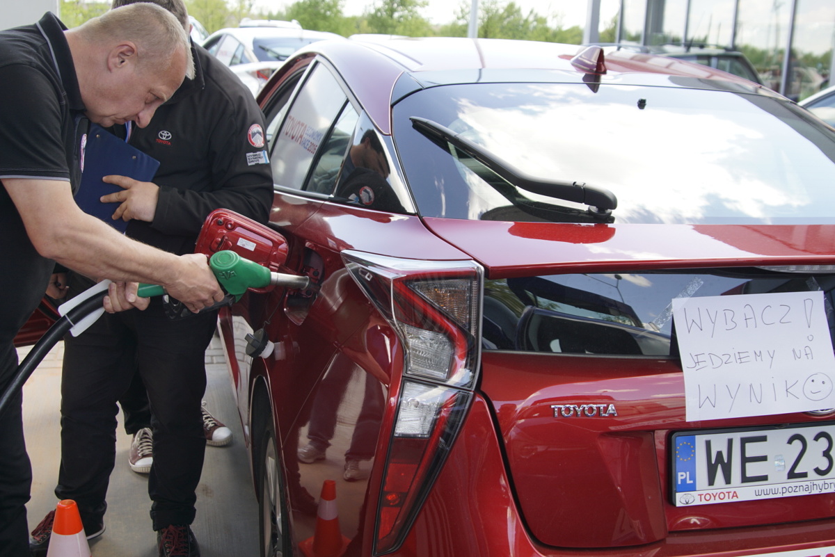 Toyota Economy Race
W tym roku Toyota Motor Poland powróciła do organizowania rajdu, w którym załogi rywalizują ze sobą pod względem jak najniższego zużycia paliwa. Najlepszy wynik uzyskany w czasie imprezy wyniósł 2,970 l/100 km w jeździe miejskiej i 2,687 l/100 km poza miastem, a średnie spalanie pojazdu zwycięskiej załogi na całej trasie nie przekroczyło 2,807 l/100 km.
Fot. Toyota Toyota Economy Race
W tym roku Toyota Motor Poland powróciła do organizowania rajdu, w którym załogi rywalizują ze sobą pod względem jak najniższego zużycia paliwa. Najlepszy wynik uzyskany w czasie imprezy wyniósł 2,970 l/100 km w jeździe miejskiej i 2,687 l/100 km poza miastem, a średnie spalanie pojazdu zwycięskiej załogi na całej trasie nie przekroczyło 2,807 l/100 km.
Fot. Toyota