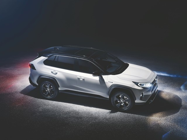 Toyota RAV4
Nowy RAV4 piątej generacji będzie dostępny z dwiema jednostkami napędowymi TNGA, odznaczającymi się mniejszym zużyciem paliwa i większą mocą w stosunku do stosowanych w obecnym RAV4. Oferowana będzie nowa hybrydowa jednostka napędowa z 2,5-litrowym silnikiem spalinowym. Samochód będzie również dostępny z nowym, dwulitrowym silnikiem benzynowym oraz manualną lub automatyczną skrzynią biegów.
Fot. Toyota Toyota RAV4
Nowy RAV4 piątej generacji będzie dostępny z dwiema jednostkami napędowymi TNGA, odznaczającymi się mniejszym zużyciem paliwa i większą mocą w stosunku do stosowanych w obecnym RAV4. Oferowana będzie nowa hybrydowa jednostka napędowa z 2,5-litrowym silnikiem spalinowym. Samochód będzie również dostępny z nowym, dwulitrowym silnikiem benzynowym oraz manualną lub automatyczną skrzynią biegów.
Fot. Toyota