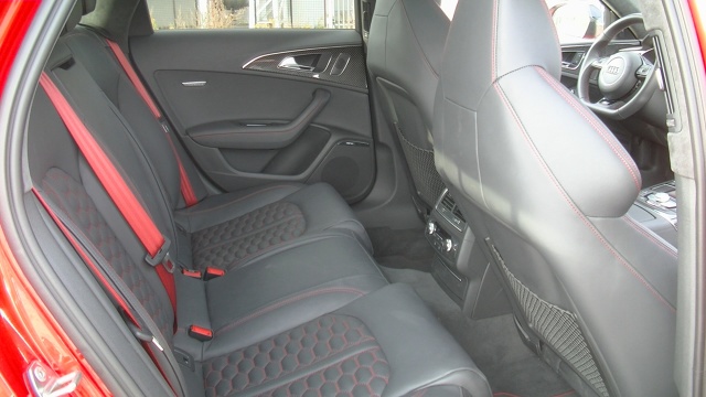 Audi RS6
Standardowe wyposażenie obejmuje m.in. przednie i tylne światła LED-owe, system zmywania reflektorów, czy czujniki deszczu. Za dopłatą 8670 zł auto otrzyma szklany dach panoramiczny. Karoserię w kilku miejscach przyozdobiono emblematami z nazwą modelu.
Fot. Kacper Rogacin Audi RS6
Standardowe wyposażenie obejmuje m.in. przednie i tylne światła LED-owe, system zmywania reflektorów, czy czujniki deszczu. Za dopłatą 8670 zł auto otrzyma szklany dach panoramiczny. Karoserię w kilku miejscach przyozdobiono emblematami z nazwą modelu.
Fot. Kacper Rogacin