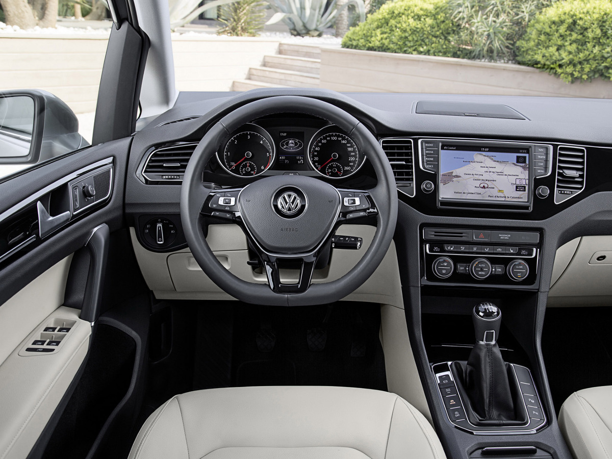 volkswagen_golf-sportsvan-tdi-2014_r1.12