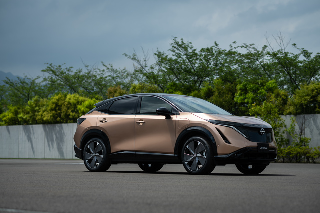 Nissan zaprezentował dziś w Jokohamie nowy model Ariya. Ten elektryczny crossover coupé ma otworzyć nowy rozdział w historii samochodów elektrycznych Nissana.
Fot. Nissan Nissan zaprezentował dziś w Jokohamie nowy model Ariya. Ten elektryczny crossover coupé ma otworzyć nowy rozdział w historii samochodów elektrycznych Nissana.
Fot. Nissan