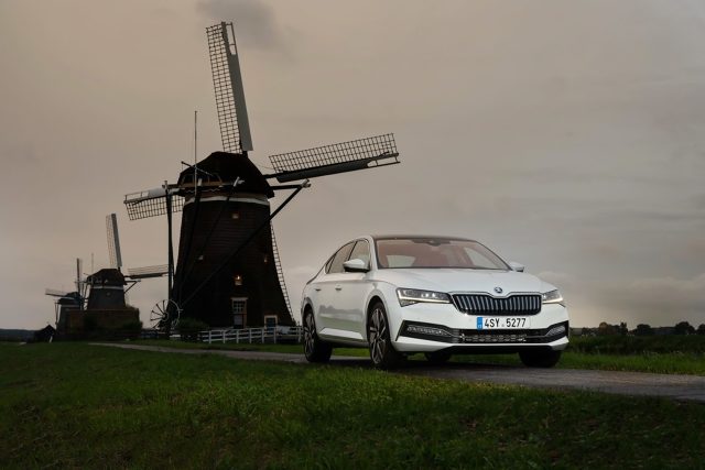 Skoda Superb iV
Superb iV to odpowiedź Skody na coraz większe zainteresowanie rynku zelektryfikowanymi pojazdami. Hybrydowy zespół napędowy modelu Superb iV składa się z silnika benzynowego 1.4 TSI oraz silnika elektrycznego. W zależności od sytuacji i wybranego trybu jazdy pracują one indywidualnie lub razem. Łączna moc tego zestawu to 218 KM.
Fot. Skoda Skoda Superb iV
Superb iV to odpowiedź Skody na coraz większe zainteresowanie rynku zelektryfikowanymi pojazdami. Hybrydowy zespół napędowy modelu Superb iV składa się z silnika benzynowego 1.4 TSI oraz silnika elektrycznego. W zależności od sytuacji i wybranego trybu jazdy pracują one indywidualnie lub razem. Łączna moc tego zestawu to 218 KM.
Fot. Skoda
