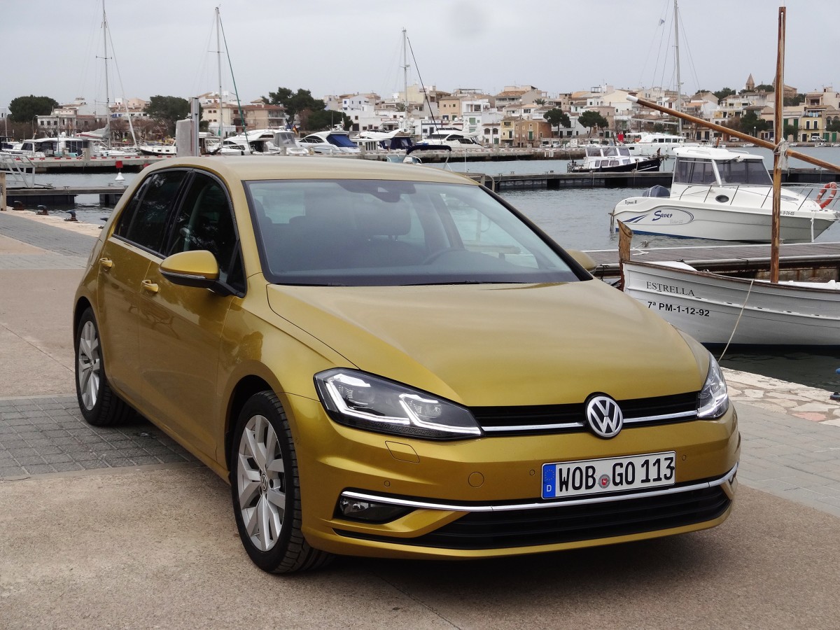 Volkswagen Golf
Niemiecka firma zaprezentowała odświeżoną wersję jednego z najpopularniejszych samochodów na świecie. Zmiany w Golfie siódmej generacji są raczej kosmetyczne, ale kompaktowy Volkswagen posiada teraz więcej nowoczesnych systemów oraz nowy silnik 1.5 TSI.
Fot. Tomasz Szmandra Volkswagen Golf
Niemiecka firma zaprezentowała odświeżoną wersję jednego z najpopularniejszych samochodów na świecie. Zmiany w Golfie siódmej generacji są raczej kosmetyczne, ale kompaktowy Volkswagen posiada teraz więcej nowoczesnych systemów oraz nowy silnik 1.5 TSI.
Fot. Tomasz Szmandra