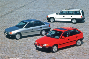 Rok 1991, w którym Opel Astra F miał światową premierę, był czasem wielkich zmian. Niedawno zniknęła „żelazna kurtyna” dzieląca Europę, a „zimna wojna” dobiegła końca. Z powodu takich zdarzeń jak katastrofa tankowca Exxon Valdez ludzie zaczęli baczniej zwracać uwagę na wpływ człowieka na środowisko. Producenci samochodów musieli nauczyć się godzić konieczność ograniczania emisji spalin i zużycia paliwa z rosnącym zapotrzebowaniem na coraz wyższy komfort.

Fot. Opel 
